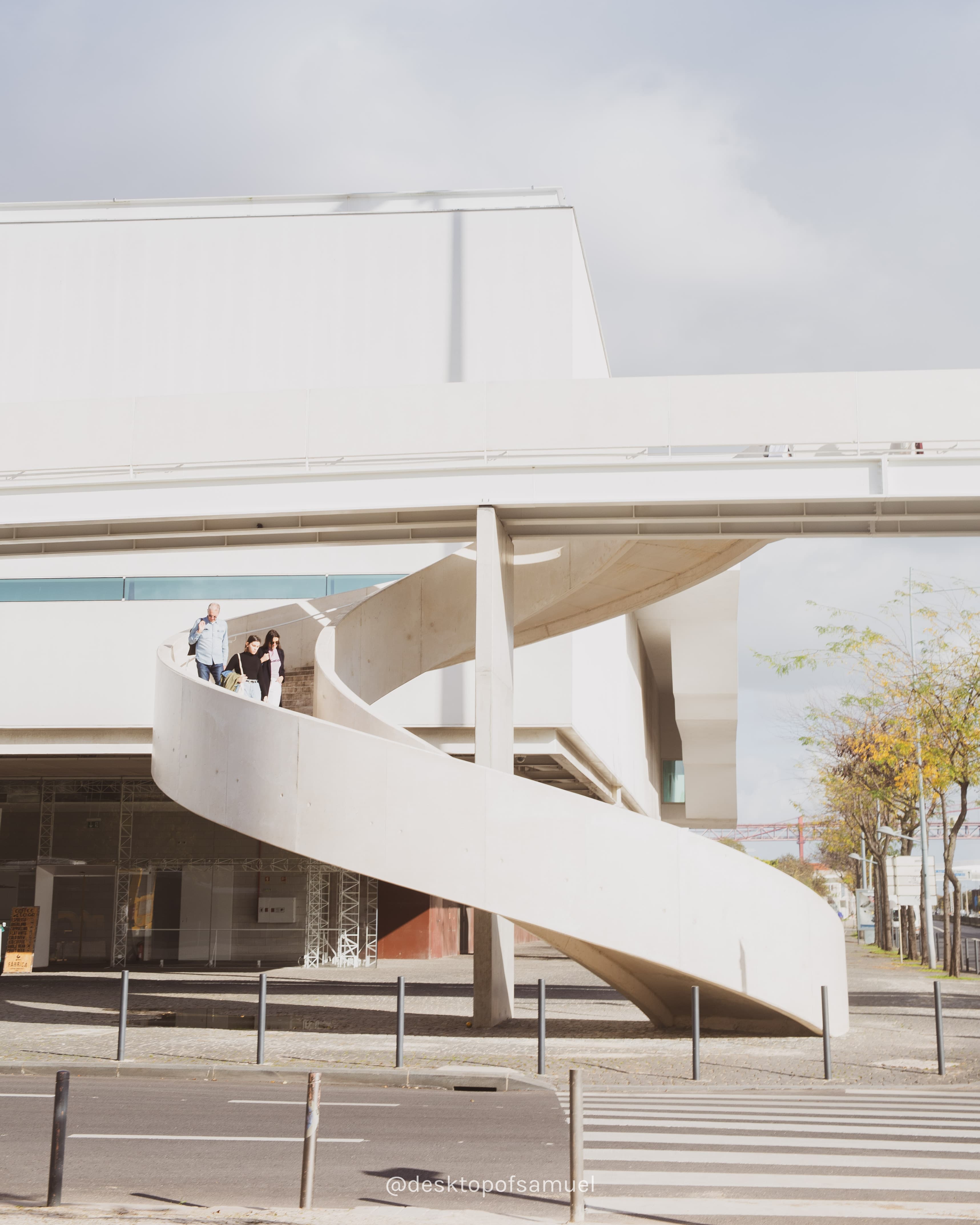 Footbridge connecting Museu Nacional dos
Coches